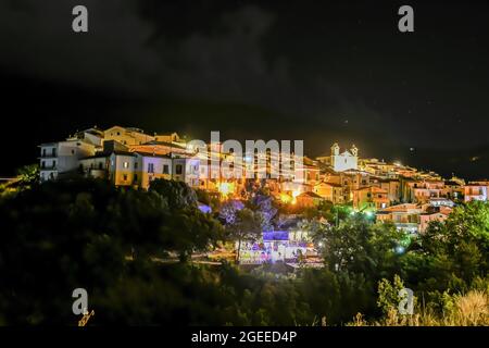 Panoramablick auf San Nicola Arcella, eine Stadt der Region Kalabrien, Italien. Stockfoto