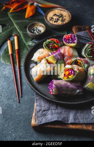 Frühlingsrollen mit Gemüse und Garnelen. Vietnamesisches Gericht Stockfoto