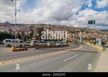 LA PAZ, BOLIVIEN - 28. APRIL 2015: Verkehr auf Puentes Trillizos Brücken in La Paz, Bolivien Stockfoto