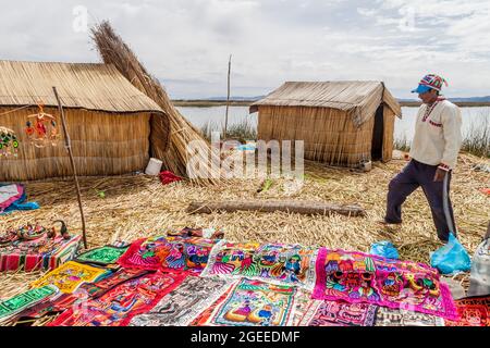 TITICACA, PERU - 15. MAI 2015: Eine der schwimmenden Uros-Inseln, Titicacasee, Peru Stockfoto