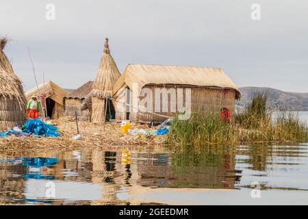 TITICACA, PERU - 15. MAI 2015: Eine der schwimmenden Uros-Inseln, Titicacasee, Peru Stockfoto