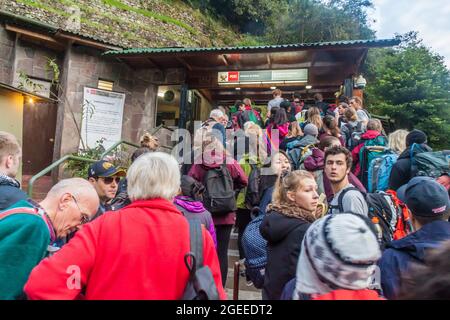 MACHU PICCHU, PERU - 18. MAI 2015: Besucher warten am Eingang der Machu Picchu Ruinen, Peru. Stockfoto
