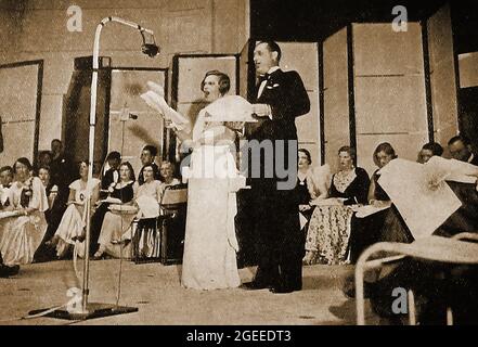 Circa 1947 - eine Operette, die in den Originalstudios der BBC (British Broadcasting Company / Corporation) aufgeführt wird. London, UK.1927 wurde die British Broadcasting Corporation durch Royal Charter gegründet, Reith war der erste Generaldirektor. John Logie Baird begann im November 1929 mit Fernsehsendungen auf BBC-Frequenzen zu experimentieren. Stockfoto