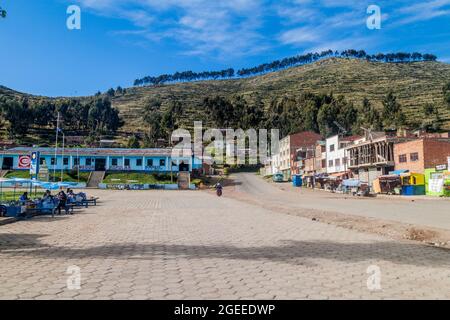 SAN PABLO DE TIQUINA, BOLIVIEN - 11. MAI 2015: Blick auf ein Dorf San Pablo an der Tiquina Meerenge am Titicaca-See, Bolivien Stockfoto