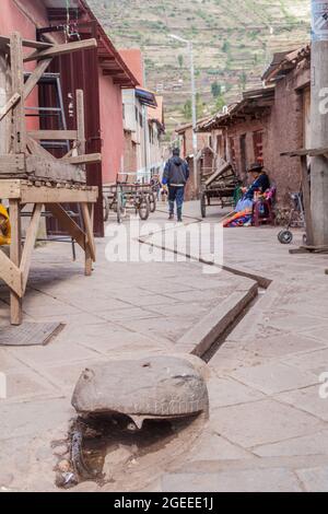 PISAC, PERU - 22. MAI 2015: Kanalisation im Schlangenstil in Pisac, Heiliges Tal der Inkas, Peru. Stockfoto