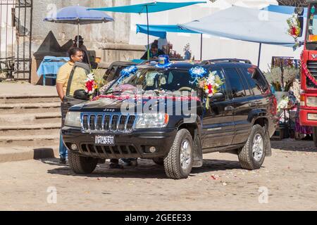 COPABA, BOLIVIEN - 13. MAI 2015: Segnung von Automobilen vor der Kathedrale von Copaba, Bolivien Stockfoto