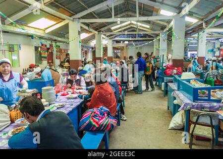 COPABA, BOLIVIEN - 13. MAI 2015: Menschen essen in Restaurants eines Marktes in Copaba, Bolivien. Stockfoto