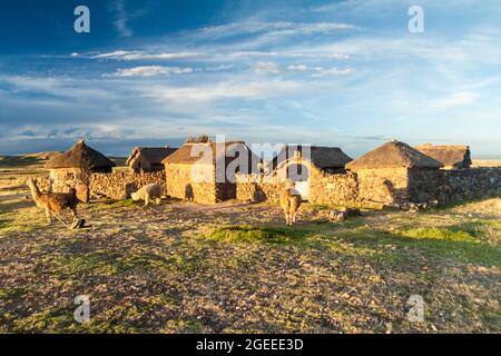 Kleine Siedlung in der Nähe von Puno, Peru. Stockfoto