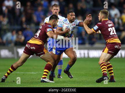 Kruise Leeming von Leeds Rhinos (Mitte) wurde von Sam Hewitt von Huddersfield Giants (rechts) während des Matches der Betfred Super League im Emerald Headingley Stadium in Leeds angegangen. Bilddatum: Donnerstag, 19. August 2021. Stockfoto