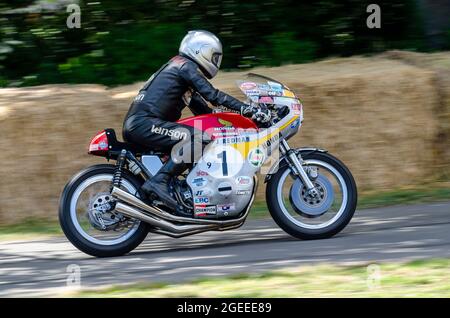 Jim Redman fährt 1972 auf einem Honda CR750 Motorrad auf der Bergrennen-Rennstrecke beim Goodwood Festival of Speed Motorradrennen 2014 Stockfoto