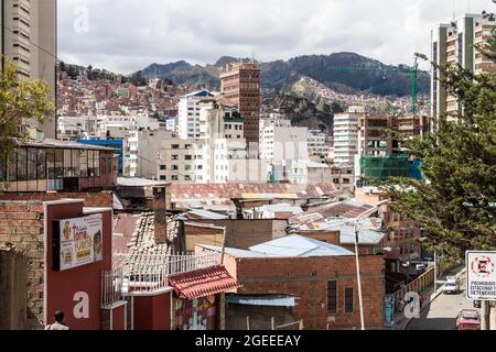 LA PAZ, BOLIVIEN - 28. APRIL 2015: Blick auf das Zentrum von La Paz, Bolivien. Stockfoto