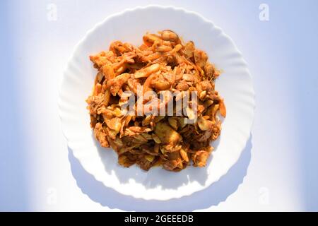 Jackfrucht-Rührbraten mit einem „Fritteuse“ oder Kathal KI sabji. Indische köstliche Beilage. Authentisches hausgemachtes asiatisches Gemüse, das mit Masalas gekocht wird. Stockfoto