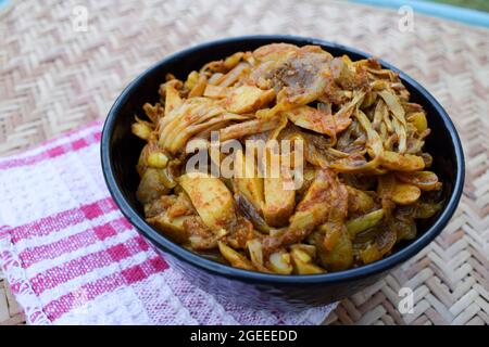 Leckere Jackfruit-Rührgerichte mit frischem, brachem, frischem Indische köstliche Beilage. Authentische Kathal KI Sabji hausgemachte asiatische Gemüse gekocht. Fanas sabzi Stockfoto