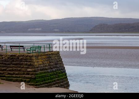 Die Arnside Bore, eine erstaunliche Welle, die in der Kent-Mündung in Cumbria bei den höchsten Frühlingsgezeiten stromaufwärts fährt und in der Nähe des Arnside Pier vorbeiführt Stockfoto