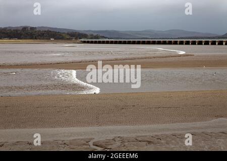 Die Arnside Bore, eine erstaunliche Welle, die stromaufwärts in der Kent Mündung in Cumbria bei den höchsten Frühlingsgezeiten in der Nähe des Arnside Pier fährt Stockfoto