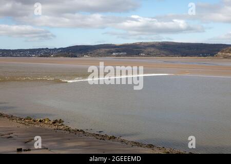 Eine Nahaufnahme der Arnside-Bohrung von Arnside aus, einer erstaunlichen Welle, die in der Kent-Mündung in Cumbria bei den höchsten Frühlingsgezeiten flussaufwärts fährt Stockfoto