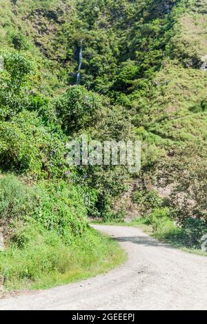 Landstraße und Wasserfall in der Nähe von Coroico in den Yungas-Bergen, Bolivien Stockfoto