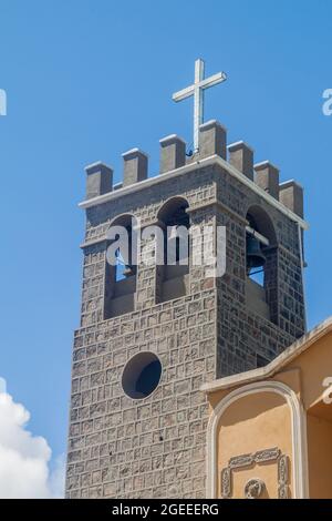 Turm der Kathedrale san Pedro y san Pablo (Kathedrale von St. Peter und St. Paul) in Coroico, Bolivien Stockfoto