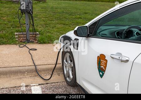 Republic, Missouri - EIN Chevrolet Volt Hybrid-Elektroauto mit National Park Service, das auf dem Wilson's Creek National Battlefield geladen wird. Stockfoto