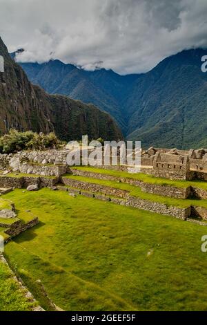 Hauptplatz und Mauern der Machu Picchu Ruinen, Peru Stockfoto