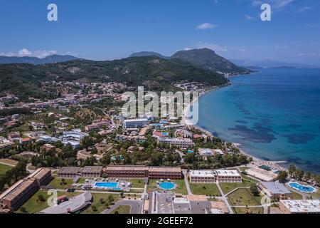 Moraitika Stadt, Blick mit Messonghi Beach Holiday Resort über Kanal zwischen Moraitika und Mesongi Dörfern, Korfu Insel in Griechenland Stockfoto