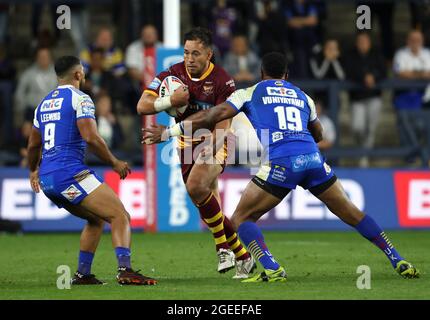 Nathaniel Peteru von Huddersfield Giants (Mitte) wurde von Kruise Leeming von Leeds Rhinos (links) und König Vuniyayawa (rechts) während des Matches der Betfred Super League im Emerald Headingley Stadium, Leeds, angegangen. Bilddatum: Donnerstag, 19. August 2021. Stockfoto