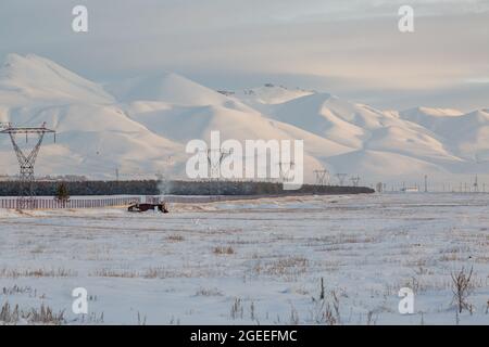 Kleine Hütte auf Schnee mit Palandoken Bergen in Erzurum, Türkei Stockfoto