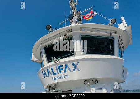 Halifax, Kanada - 10. August 2021: Halifax Transit Ferry fährt von Dartmouth nach Halifax Stockfoto