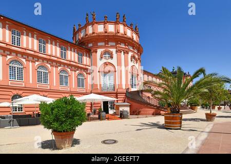 Wiesbaden, Deutschland - Juli 2021: Haupteingang mit Restaurant des Barockschlosses „Schloss Biebrich“, einer herzoglichen Residenz aus dem Jahr 1702 in Wiesbade Stockfoto