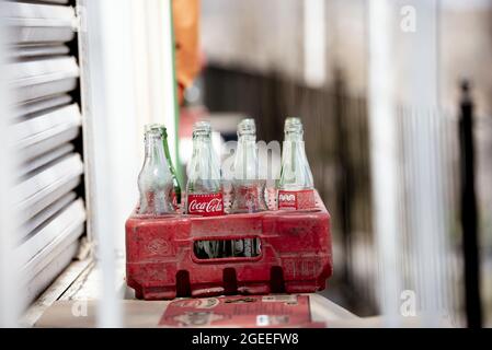 ZACATECAS, MEXIKO - 01. Apr 2018: Eine selektive Aufnahme klassischer Coca-Cola-Getränke in Glasflaschen Stockfoto