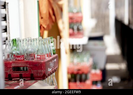 ZACATECAS, MEXIKO - 01. Apr 2018: Eine selektive Fokusaufnahme von halbleeren klassischen Coca-Cola-Getränken in Glasflaschen Stockfoto