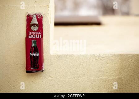 ZACATECAS, MEXIKO - 01. Apr 2018: Ein an der Wand montierter Coca-Cola-Flaschenöffner Stockfoto