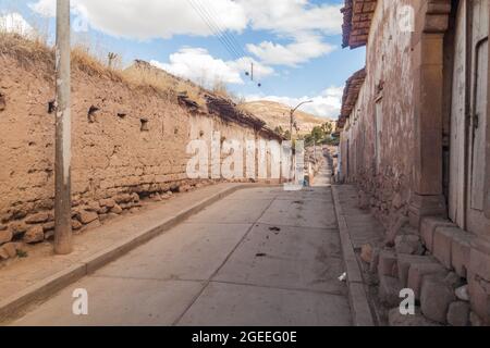 Straße mit traditionellen lehmziegelhäusern im Dorf Maras, Peru Stockfoto