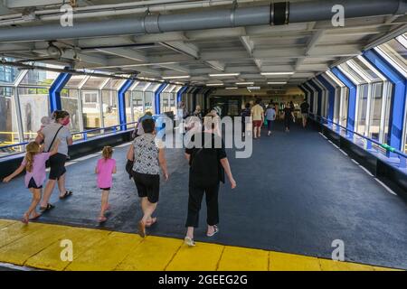 Dartmouth, Kanada - 10. August 2021: Passagiere, die die Halifax Transit Ferry verlassen Stockfoto