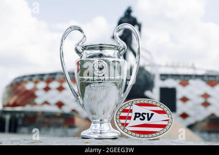 14. Juni 2021 Eindhoven, Niederlande. Das Emblem des Fußballvereins PSV Eindhoven vor dem Hintergrund eines modernen Stadions. Stockfoto