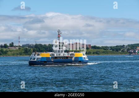 Halifax, Kanada - 11. August 2021: Halifax Transit Ferry fährt von Dartmouth nach Halifax Stockfoto