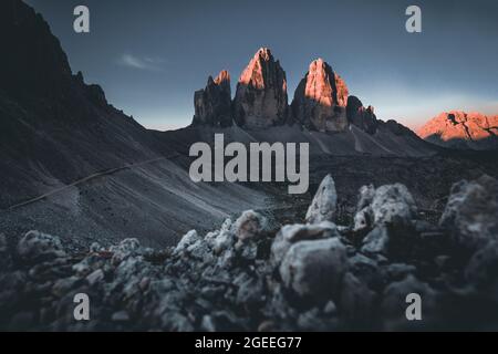 Drei Gipfel des Lavaredo (drei Zinnen oder Tre Cime di Lavaredo) im Nationalpark Sextener Dolomiten bei Sonnenaufgang mit Licht auf den Gipfeln Stockfoto