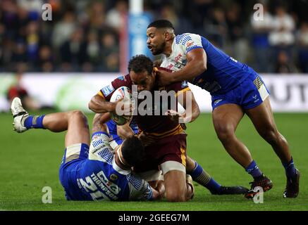 Leroy Cudjoe von Huddersfield Giants (Mitte) wurde von Bodene Thompson von Leeds Rhinos (links) während des Matches der Betfred Super League im Emerald Headingley Stadium in Leeds angegangen. Bilddatum: Donnerstag, 19. August 2021. Stockfoto