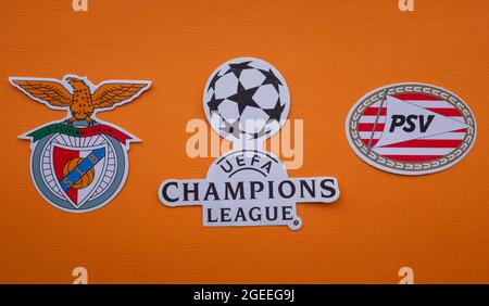 8. August 2021 Lissabon, Portugal. Die Embleme des PSV Eindhoven und S.L. Benfica Lisbon und des UEFA Champions League-Emblems. Stockfoto