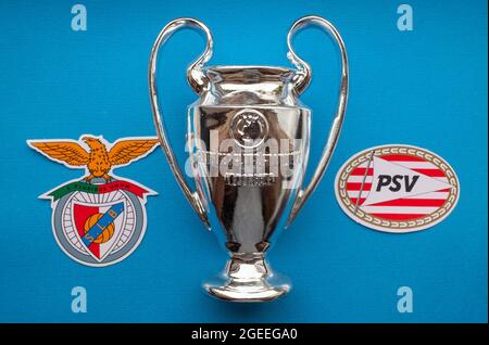 8. August 2021 Lissabon, Portugal. Die Embleme des PSV Eindhoven und S.L. Benfica Lissabon und des UEFA Champions League Cup. Stockfoto