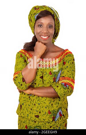 Schöne Erwachsene afrikanische Frau in grünem Lendenschurz lächelt mit Arm am Kinn Stockfoto