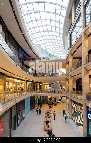 Innenansicht des Atriums im neuen St James Quarter Einkaufszentrum in Edinburgh, Schottland, Großbritannien Stockfoto