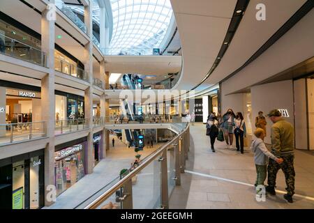 Innenansicht des Atriums im neuen St James Quarter Einkaufszentrum in Edinburgh, Schottland, Großbritannien Stockfoto
