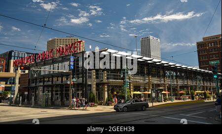 Milwaukee Public Market, neben dem Riverwalk, einem Fußgängerweg, der sich entlang des Milwaukee River in der Innenstadt von Milwaukee, WI, USA, schlängelt Stockfoto