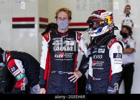 Hartley Brendon (nzl), Toyota Gazoo Racing, Toyota GR010 - Hybrid, Buemi Sebastien (SWI), Toyota Gazoo Racing, Toyota GR010 - Hybrid, Portrait während des freien Trainings und der Qualifikationssitzungen von 24 Stunden von Le Mans 2021, 4. Lauf der FIA-Langstrecken-Weltmeisterschaft 2021, FIA WEC, Auf dem Circuit de la Sarthe, vom 18. Bis 22. August 2021 in Le Mans, Frankreich - Foto Frederic Le Floc'h / DPPI Stockfoto