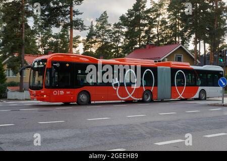 Helsinki, Finnland - 19. August 2021: Neuer elektrischer Gelenkbus HSL von Nobina auf der Straße in Pitäjänmäki am Stadtrand von Helsinki auf Au Stockfoto