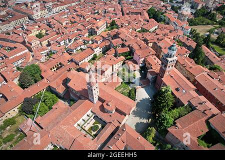 Luftaufnahme der Stadt Saluzzo, eines der am besten erhaltenen mittelalterlichen Dörfer im Piemont, Italien Stockfoto