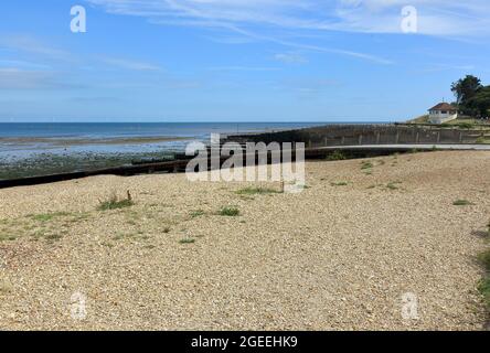 Ein Blick auf die Groynes und den Kieselstrand von Tankerton an der Küste von Kent Stockfoto