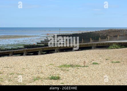 Ein Blick über die Groynes am Kieselstrand von Tankerton Stockfoto