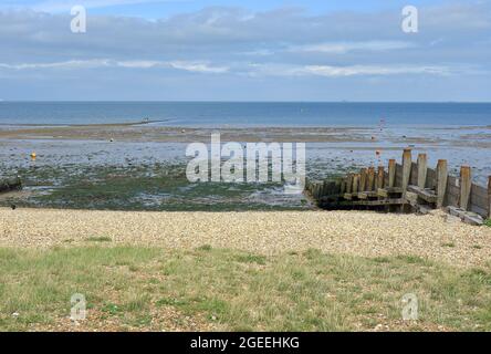 Blick auf die Nordsee vom Kiesstrand von Tankerton Stockfoto